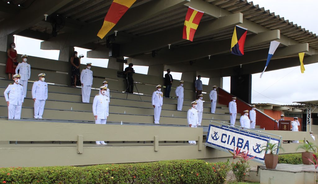 Alunos da Escola de Formação de Oficiais da Marinha Mercante realizam juramento à Bandeira