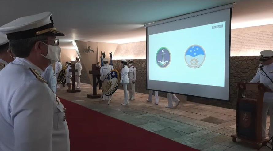CONVÉS PRINCIPAL – Marinha realiza cerimônia em homenagem aos marinheiros mortos na guerra.