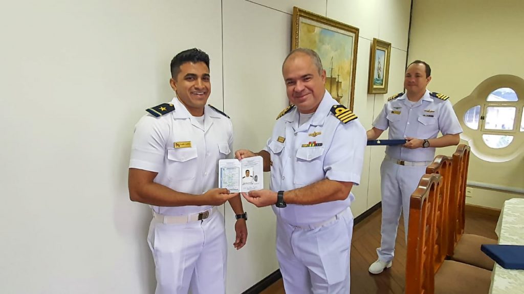 CONVÉS PRINCIPAL – 2º Oficial de Náutica da Marinha Mercante recebe as Platinas e CIR do Capitão dos Portos do Rio de Janeiro