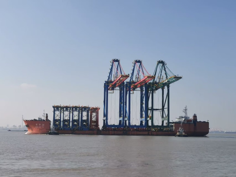 Navio com guindastes elétricos de pátio e cais sai da China rumo ao Tecon Santos.