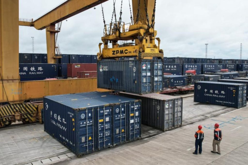 China fecha 2025 com recordes na movimentação portuária e alta de 6,6% em contêineres.