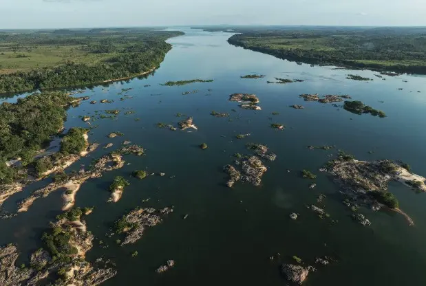 Tráfego de barcaças de soja cresce no rio Tocantins antes de obra no Pedral do Lourenço.