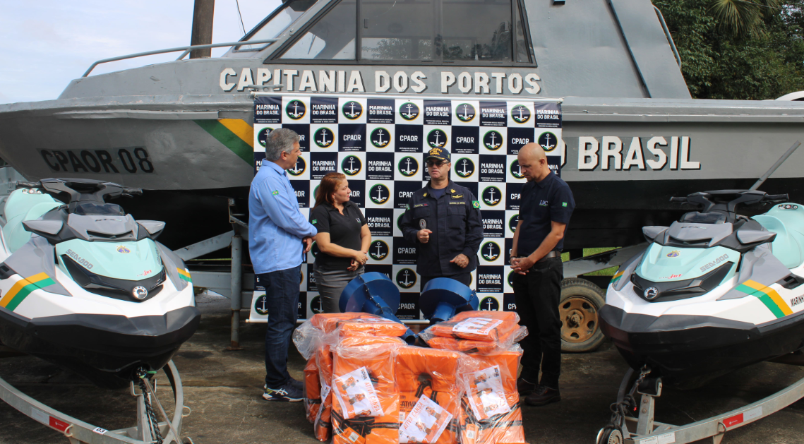 Capitania dos Portos da Amazônia Oriental recebe doação de coletes salva-vidas e coberturas de eixo.