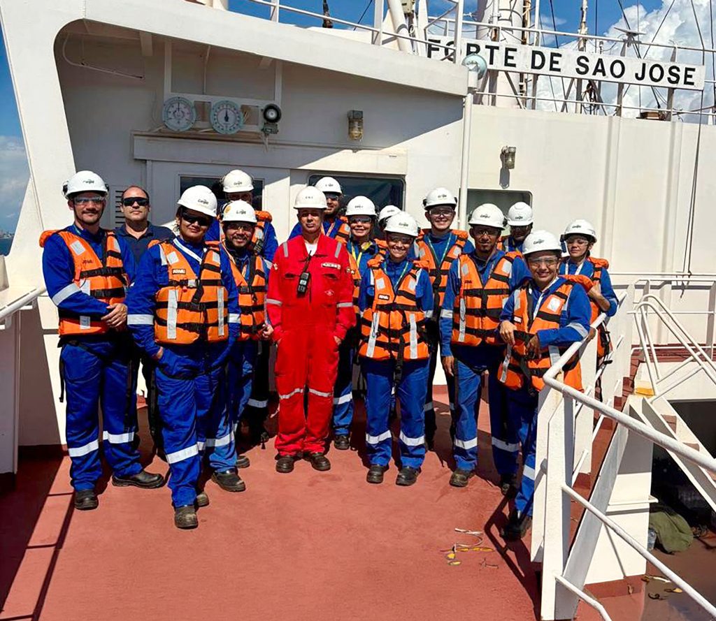 NAVEGAÇÃO EM FOCO – O N/M Forte de São José recebe visita.